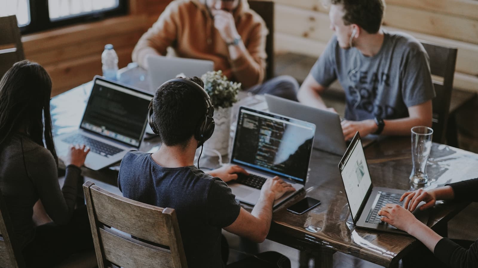 Onboarding First Day: A Checklist That Sets New Hires Up to Stay